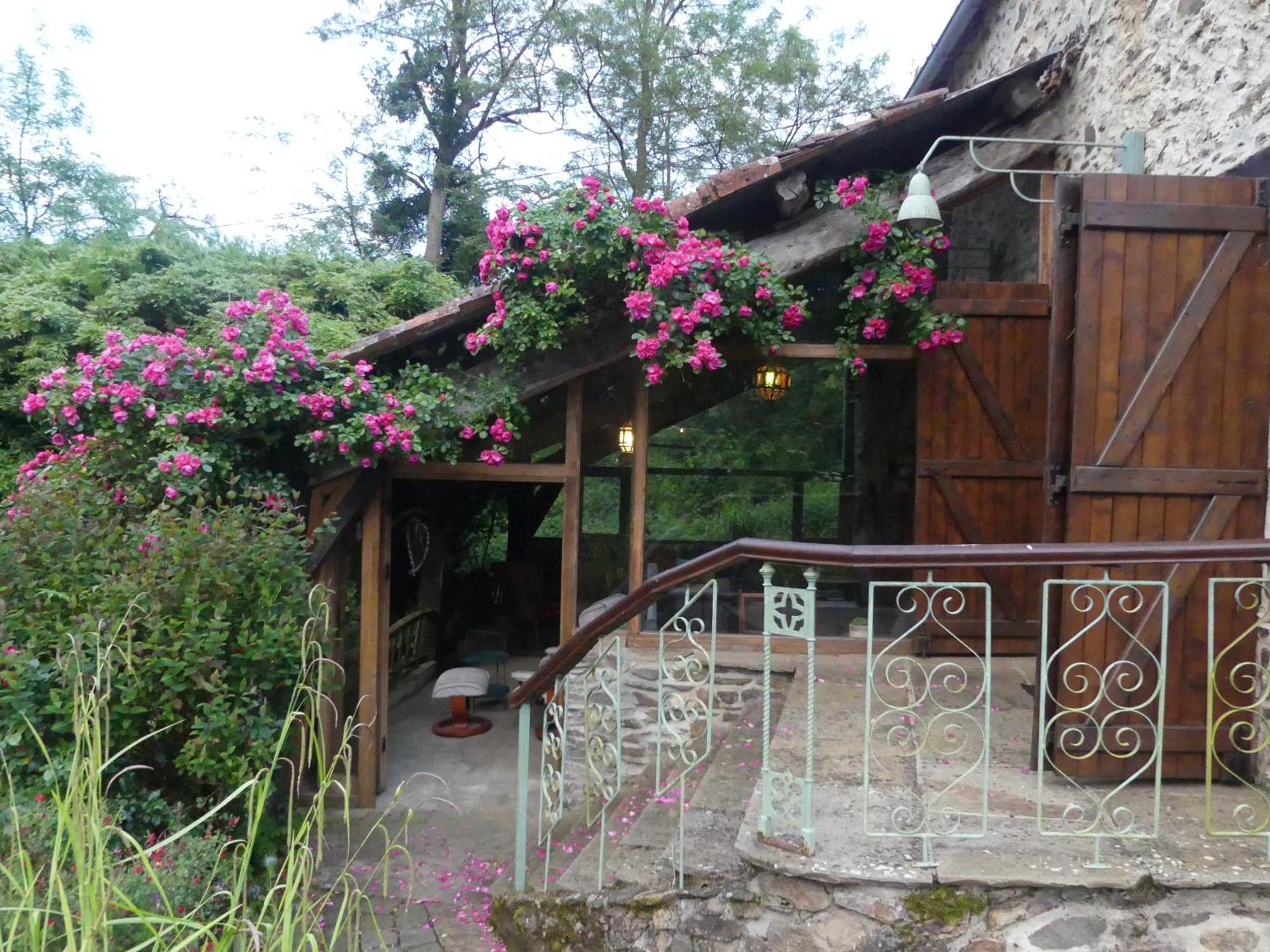 Au Coeur Des Loges Bed and Breakfast Saint-Bonnet-de-Bellac Buitenkant foto
